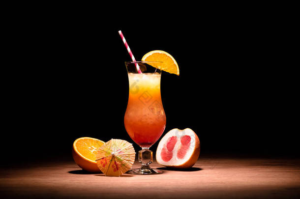 桌上有橙汁的可口酒精<strong>饮料</strong>