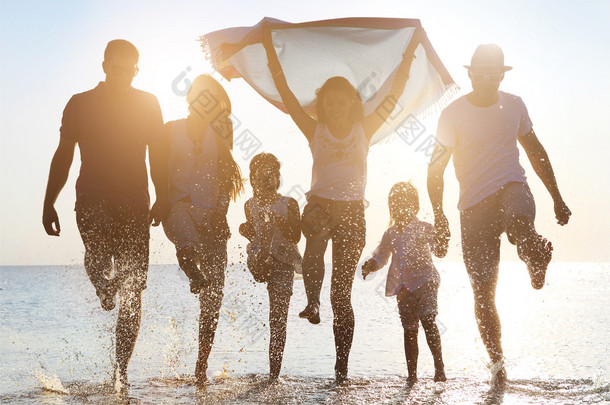  快乐的朋友，与孩子们庆祝海滩聚会.