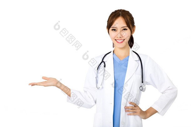 友好的年轻的女医生与显示的手势