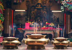 香枝在观音庙内的壶里。唐人街的宽梯寺。吉隆坡。马来西亚