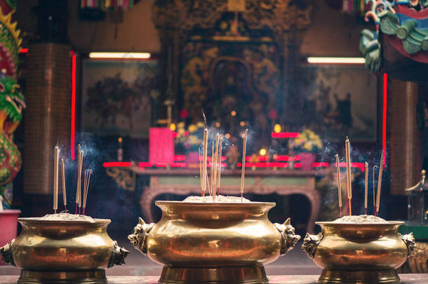 香枝在观音庙内的壶里。唐人街的宽梯寺。吉隆坡。马来西亚