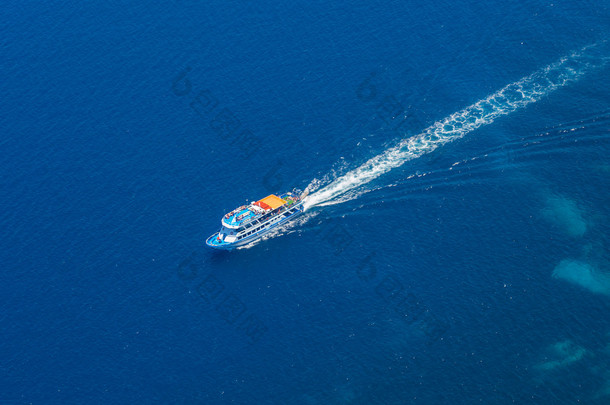 渡船于开放的水域，在希腊的鸟瞰图