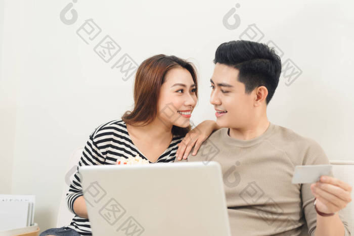 夫妻使用笔记本电脑-包图企业站