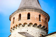 古老的建筑和石头。卡米亚涅兹波迪勒斯基城堡。每日照片。城堡的细节。木梁。石墙和栅栏。塔楼和走廊。天井.