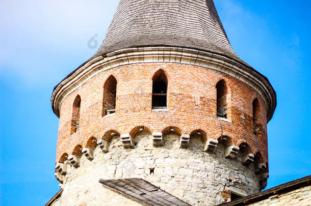 古老的<strong>建筑</strong>和石头。卡米亚涅兹波迪勒斯基城堡。每日照片。城堡的细节。木梁。石墙和栅栏。<strong>塔楼</strong>和走廊。天井.