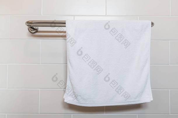 白色浴室毛巾 