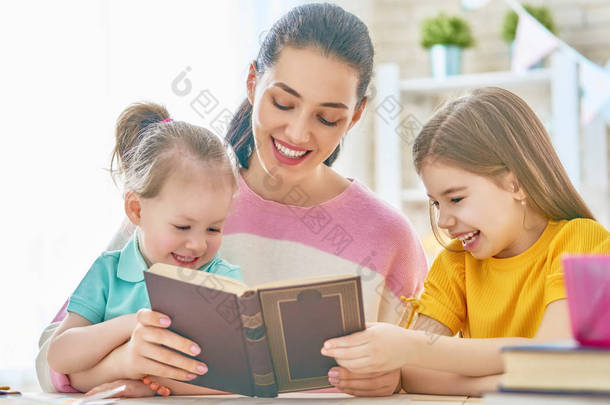 妈妈和孩子们读一本书