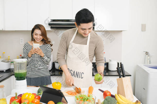 亚洲女人用的手机，而一个人准备一顿饭