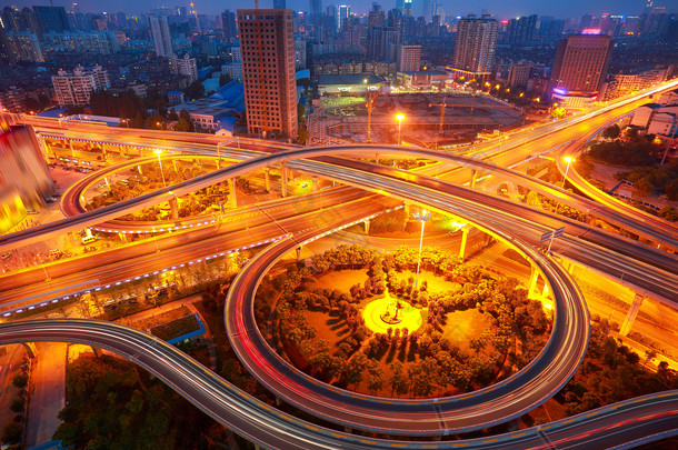 城市高架路夜景鸟瞰图