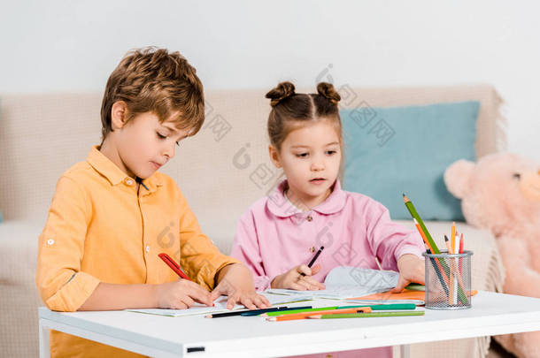 可爱的小孩一起写作和学习 
