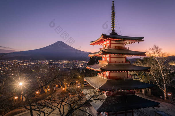 日落背景下的 Chureito 宝塔和富士山观