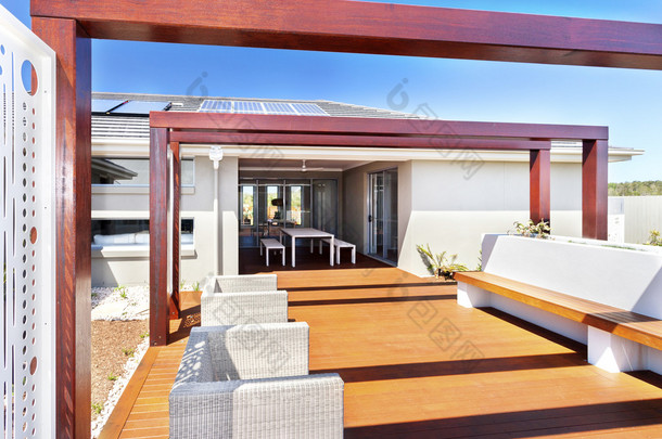 现代化的客房和木地板的露台休息区 