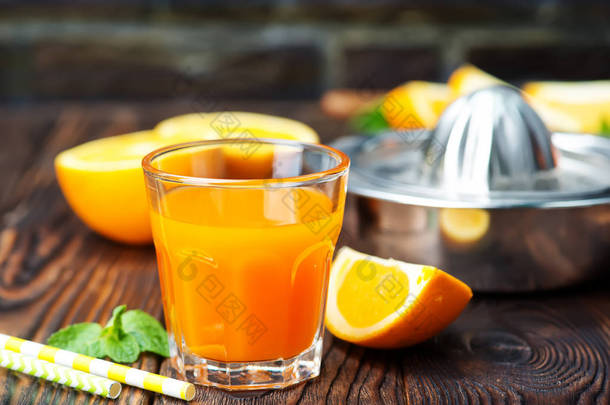 在玻璃中的橙汁