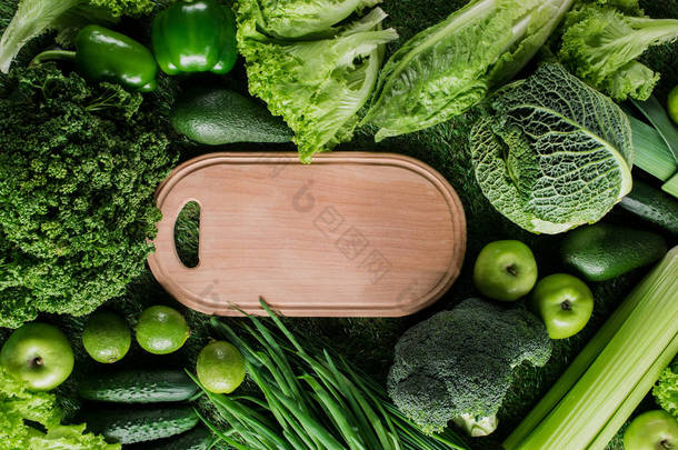 <strong>绿色蔬菜</strong>与水果切板的最高视图, 健康饮食理念