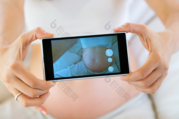 怀孕的女人的照片，她的肚子.