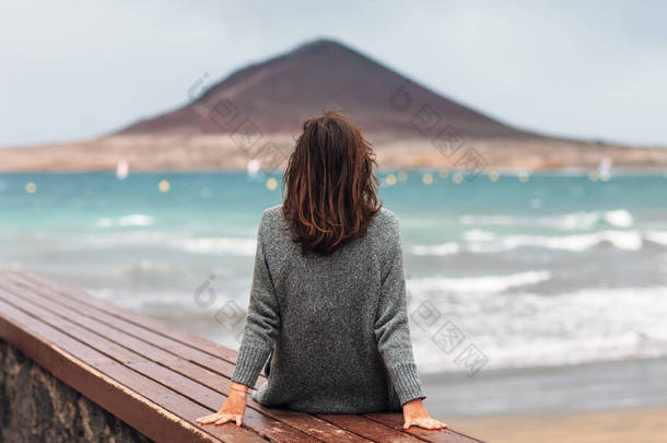 年轻女子的背观享受大海。放松观念。富埃特文图拉岛民, 加那利群岛, 西班牙. 