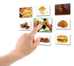 女人的手使用触摸屏界面与食物