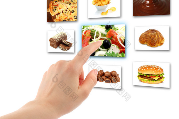 女人的手使用触摸屏界面与食物