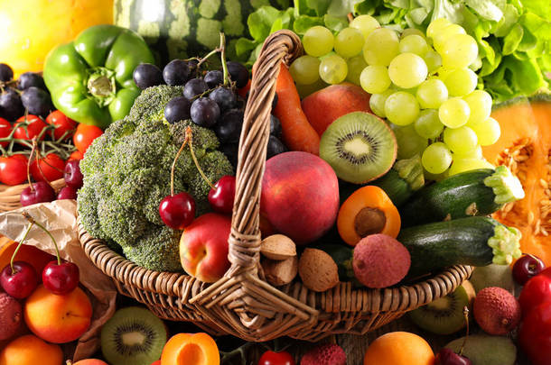 新鲜水果和蔬菜的高视图