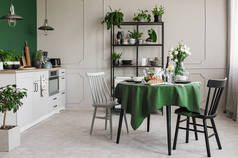 优雅的灰色和绿色厨房, 在圆形餐桌上享用早餐