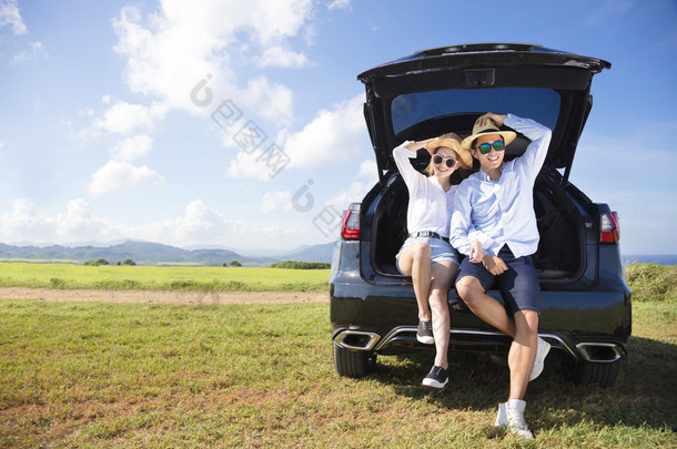 年轻夫妇享受道路旅行和夏季度假
