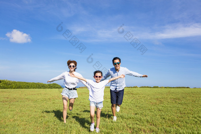 幸福的家庭一起在草地上奔跑女孩奔跑