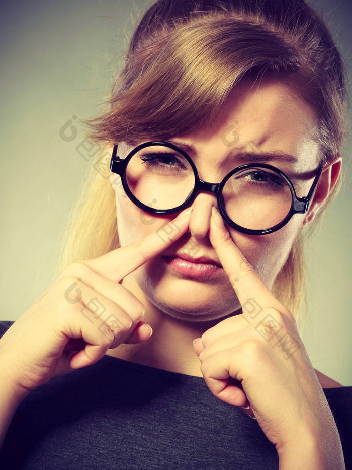 女孩捏她的鼻子因为臭臭