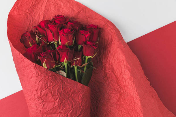 在白色的红色包装纸上的<strong>玫瑰花束</strong>的顶部视图