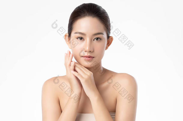 <strong>美丽</strong>的年轻亚洲女人，拥有洁净新鲜的皮肤，有白色背景，面部护理，面部治疗，美容美感，美感和温泉，亚洲女人肖像