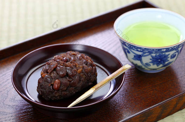ohagi (botamochi), <strong>年糕</strong>上覆盖着甜红豆酱, 传统日本的神圣食物