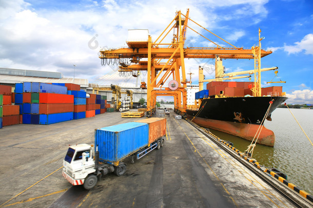 工业集装箱货运货运船与工作起重机桥开工