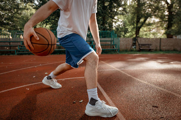 少年街头篮球运动员在球场上展示技巧