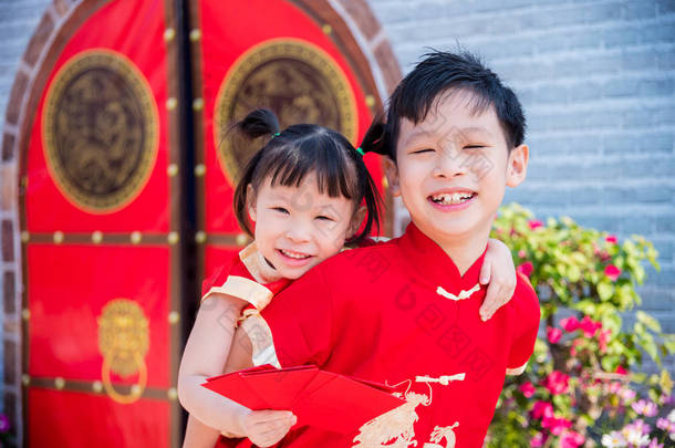 Happysiblings 在中国的传统服装，<strong>拿</strong>着<strong>红包</strong>钱