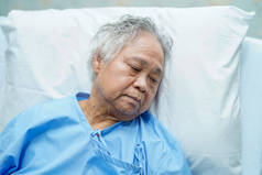 亚洲老人或老年老太太妇女患者微笑明亮的脸与健康, 而躺在床上的护理医院病房: 健康强的医学概念 