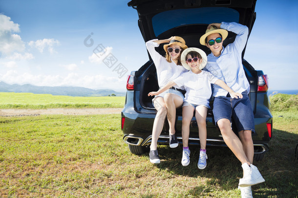 幸福的家庭享受道路旅行和夏季度假