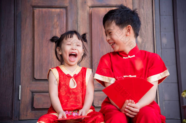 Happysiblings 在中国的传统服装，<strong>拿</strong>着<strong>红包</strong>钱