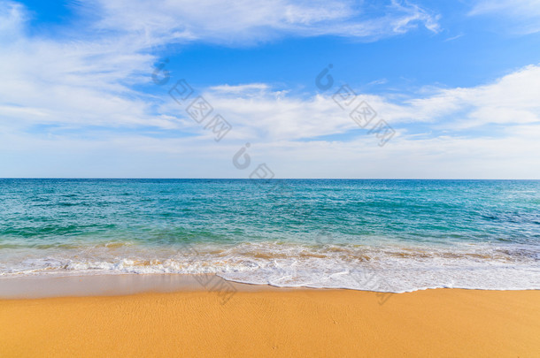 海浪在卡武埃鲁镇的沙滩上