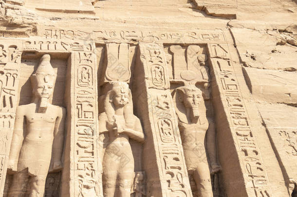阿布辛贝, 拉美西斯二世, 埃及的大寺庙, 外殿的细节