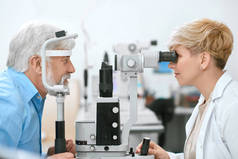 眼科检查患者视力与医疗器械的结合.