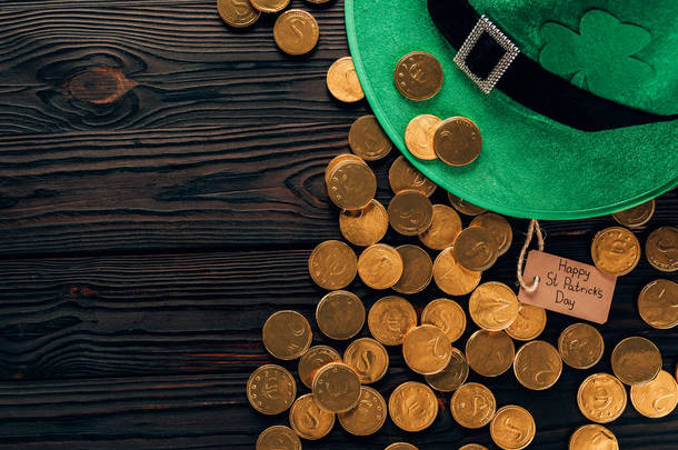 绿色帽子和金币的顶部看法 st 帕特里克天概念