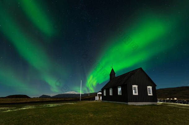 北<strong>极光</strong>在黑教会 Budir, 冰岛。<strong>极光</strong>在一个惊人的<strong>夜景</strong>。旅游目的地与美丽的绿色灯光景观.