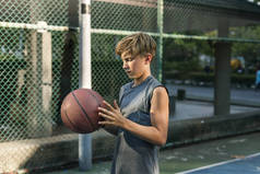 男孩抱着篮球球