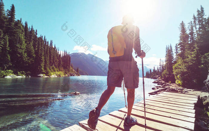 加拿大山脉徒步旅行的人图片-包图网企业站