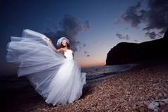 日落海滩上的新娘