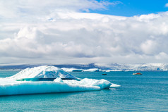 冰山和观光船在 Jokulsarlon