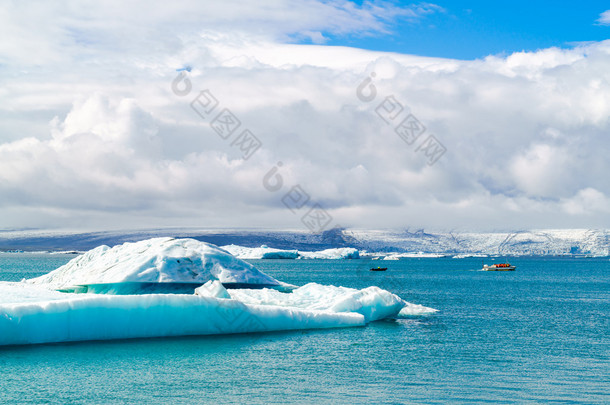 冰山和观光船在 Jokulsarlon