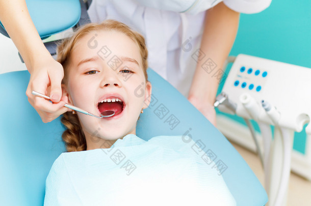 malá dívka návštěvy zubaře