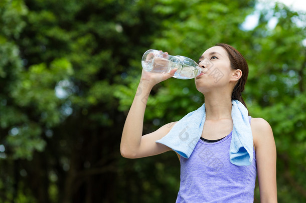 在户外运动女人喝水