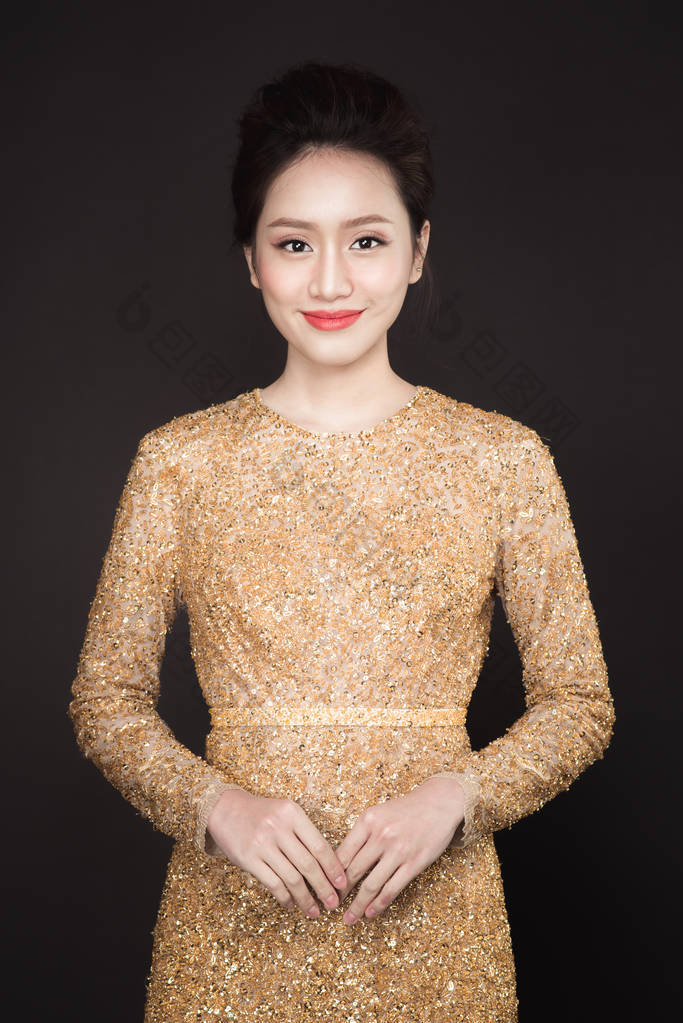 女人穿着金色衣服