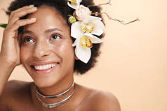 半裸雀斑的年轻非洲妇女的画像，她的头发上有花朵，与米色背景相隔离